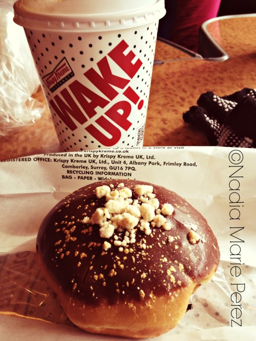 Primer cafe en Inglaterra de Krispy Kreme con donut.  Dentro del tren de Virgin, rumbo a Birmingham, UK.
